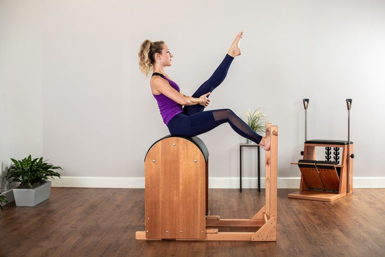 Ćwiczenia pilates na beczce
