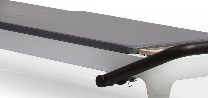 Mata Pilates w kolorze Storm na ramie reformera dla stabilnych ćwiczeń