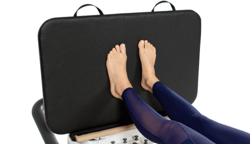 Reformer Pilates z miejscem na stopy do ćwiczeń skokowych.