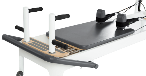 Allegro 2 Reformer z regulowanymi akcesoriami do różnorodnych ćwiczeń Pilates.