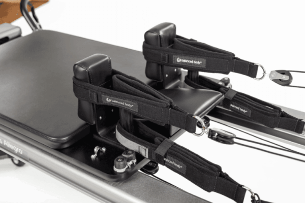 Allegro Reformer Konnector sprzęt Pilates z linami i bloczkami.