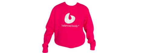 Bluza sportowa Balanced Body, z okrągłym dekoltem, czerwona, widoczne logo.