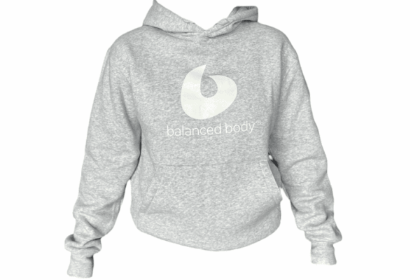 Bluza Balanced Body z kieszenią kangurką i logo.