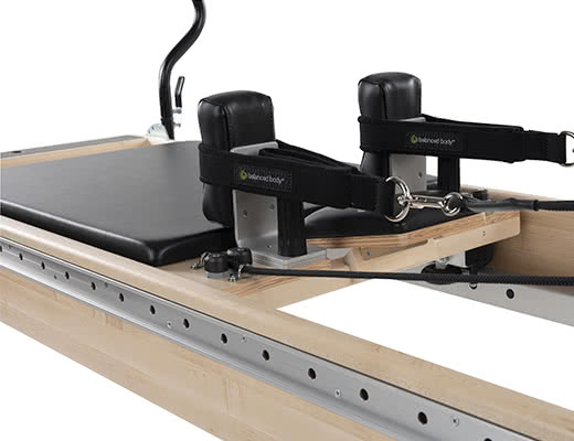 Wózek Pilates Balanced Body z systemem 8 kółek i zagłówkiem.
