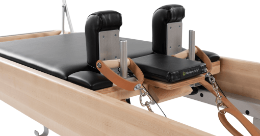 Wózek Balanced Body z płynnym ruchem, czarną tapicerką i podparciami na ramiona.