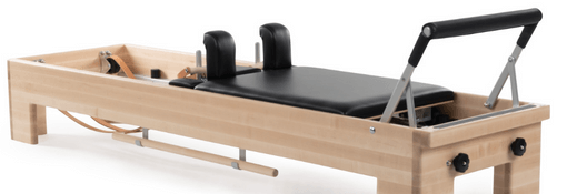 Maszyna Pilates z dwupozycyjnym podnóżkiem i systemem mocowania sprężyn.