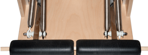 Sprzęt do Pilates z kolorowymi hakami pokazującymi poziomy oporu