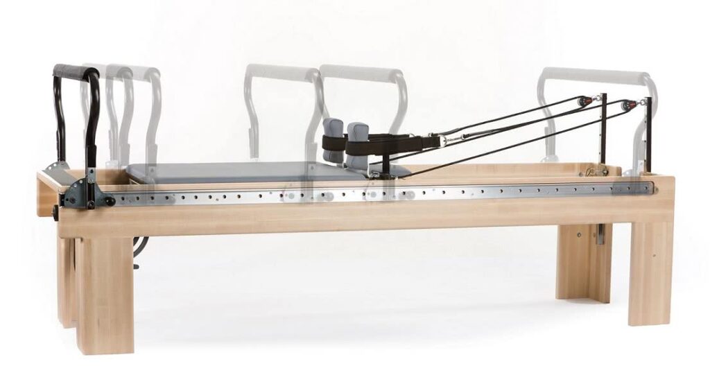 System Infinity Footbar i regulowany system Revo Springbar na reformerze Pilates.
