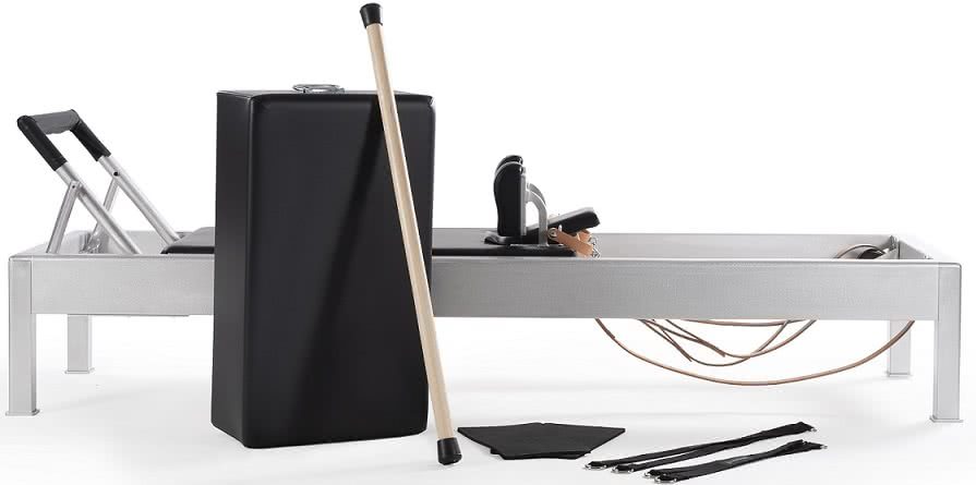 Akcesoria do Pilates: skórzane pętle, drewniana belka klonowa, podkładki do klęczenia, Sitting Box, paski do stóp i przedłużacze.