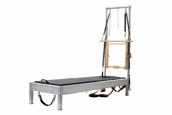 Contrology Reformer z Wieżą i Matą do treningu Pilates.