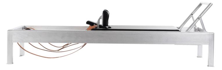 Reformer Pilates z oryginalnym designem stopy dla zwiększonego wyzwania.