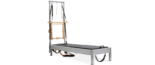 Maszyna Pilates z trwałą, aluminiową ramą o satynowym wykończeniu.