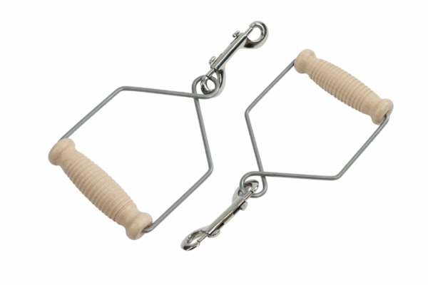 Konturowane uchwyty Contrology Wire z drewnianymi uchwytami na białym tle