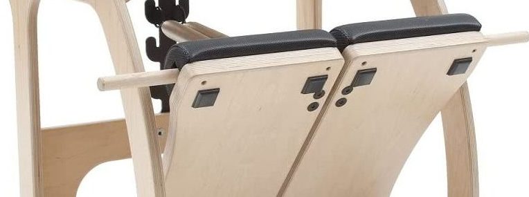 Sprzęt Pilates z podzielonym krokiem i antypoślizgową wyściółką.