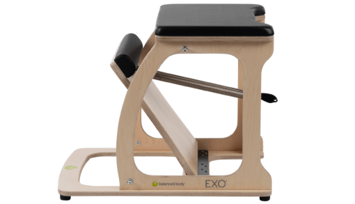 Krzesło Pilates Balanced Body z stabilną ramą z klonu i czarnym siedziskiem