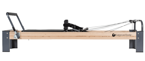 Reformer Pilates z regulowanymi paskami do dynamicznych ćwiczeń