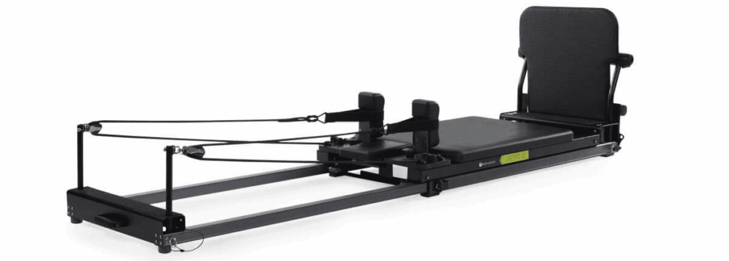 Balanced Body Metro IQ Reformer z wytrzymałą, wyściełaną trampoliną.