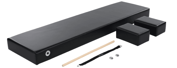 Czarna tapicerowana mata do Pilates z uchwytami na drążki, paskiem na stopy i Moon Boxes.