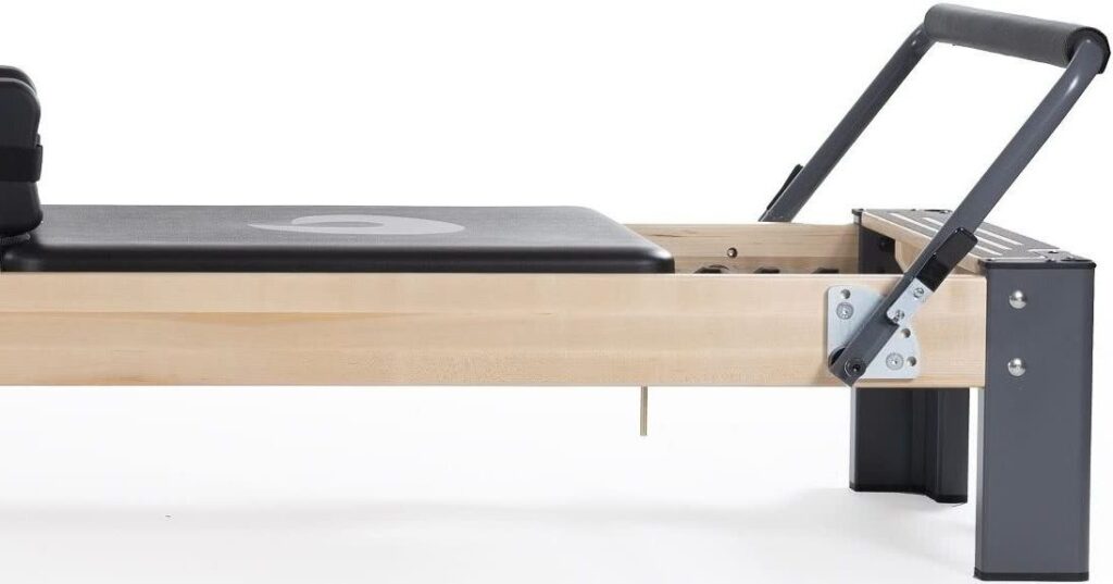 Stylowy Reformer Pilates z ramą z klonu i metalowymi nogami