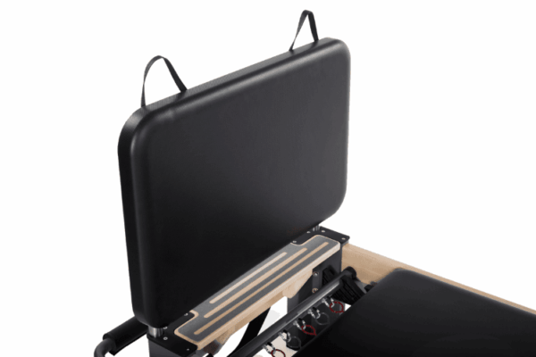 Jumpboard Rialto Reformer z wyściełaną powierzchnią do ćwiczeń Pilates.