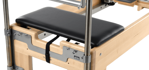 Reformer Pilates Studio z przymocowaną wieżą, konstrukcja odporna na sprężyny.