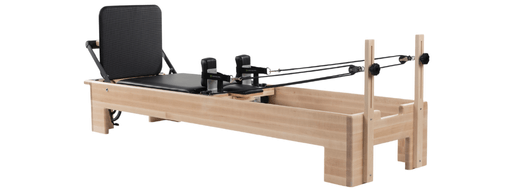 Reformer Pilates Studio z wyściełaną platformą do skakania dla komfortu i bezpieczeństwa.