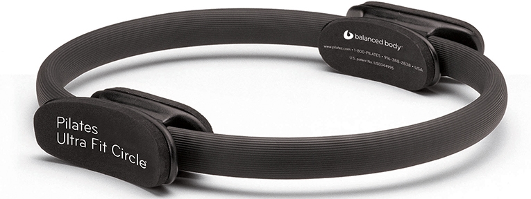 Pilates Ultra Fit Circle z wyściełanymi uchwytami dla stabilności i komfortu.