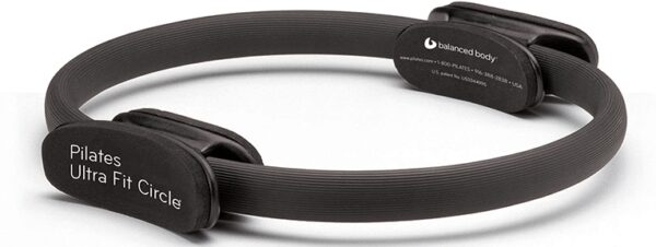 Pierścień Pilates Ultra-Fit Circle z ergonomicznymi uchwytami.
