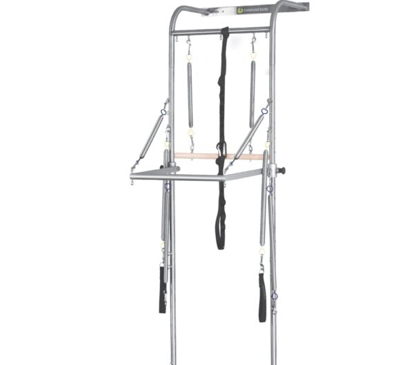 Sprzęt do Pilates z ramą ze stali nierdzewnej i wieloma sprężynami.