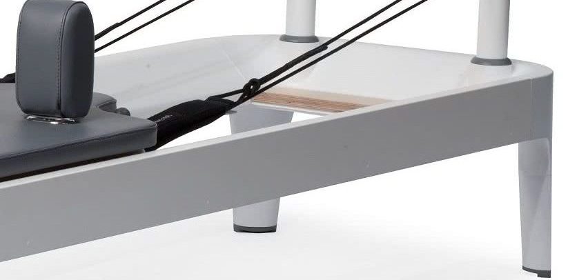 Rama sprzętu Pilates z regulowanymi nogami i platformą z klonu.