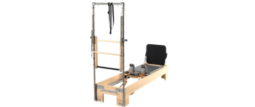 Reformer Pilates z deską do skakania dla zwiększenia funkcji treningowych.