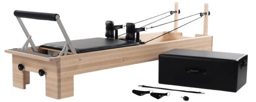 Reformer Pilates z Siedzącym Pudełkiem, bawełnianymi pętlami, neoprenowymi uchwytami i paskiem na stopy.