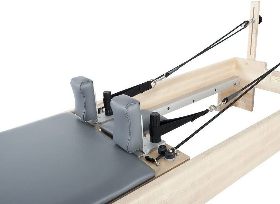 Wózek reformera Pilates z podpórkami na ramiona TwistLock.