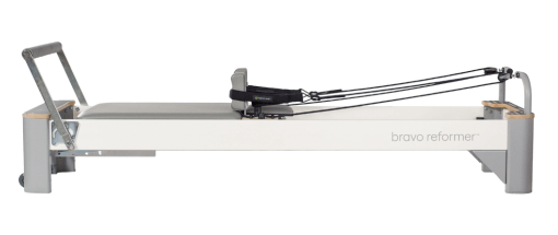 Pilates Reformer z ramą wykonaną z recyklingowego materiału polywood i aluminiowymi nogami, wyposażony w kółka transportowe i antypoślizgową powierzchnię.