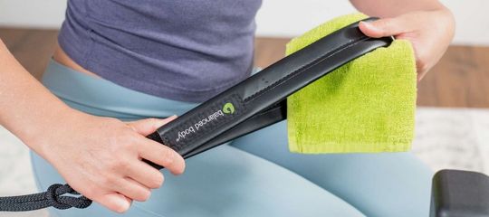 Konserwacja sprzętu Pilates: wycieranie uchwytu Balanced Body.