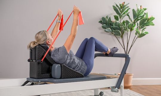 Kobieta ćwiczy na sprzęcie pilatesangle